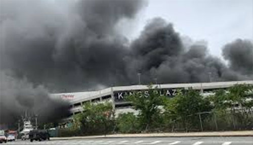 Enorme incendio en centro comercial de Nueva York